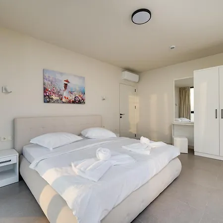 Calithea מלון דירות קברנה